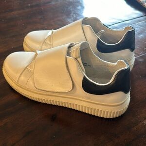 Matt & Nat sneakers. Size 9 (40)